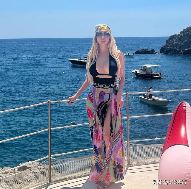 美女和野兽！贝弗利和漂亮白人女友LA豪宅逗狗玩，穿湖人拖鞋表忠心