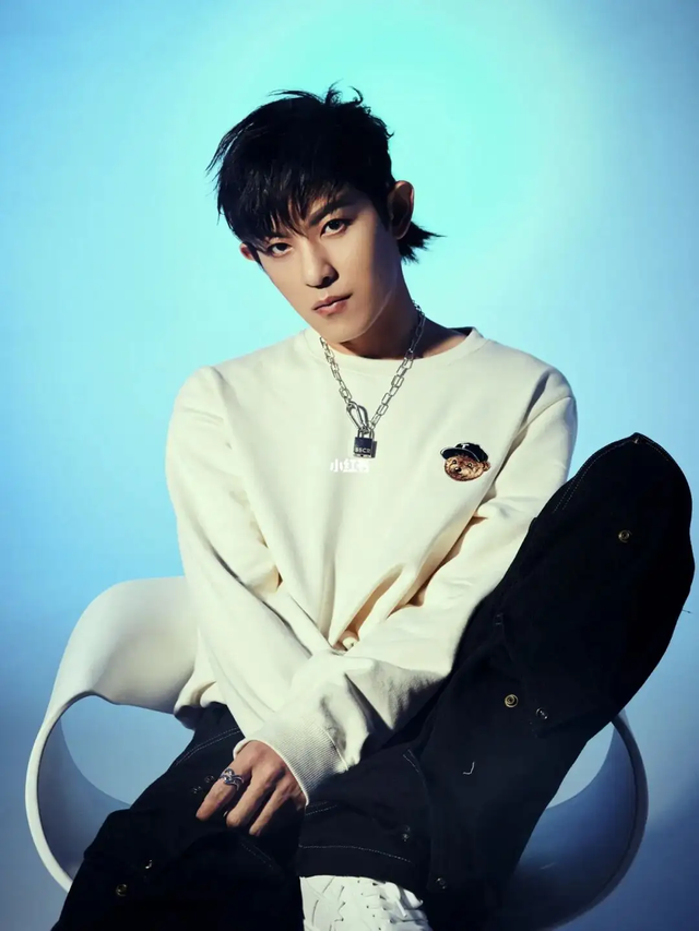 39岁男星曝恋情！与美女十指紧扣当街拥吻，女方打扮性感身材苗条