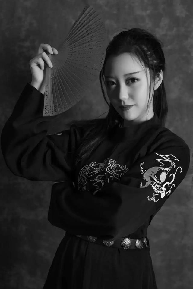 90后中国姑娘，在澳洲街头搞“事情”，竟然美哭外媒、惊动CCTV