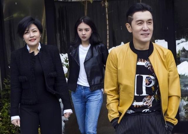 20岁法图麦晒性感美照！秀蛮腰美艳高挑神似爸，或美国出道当演员