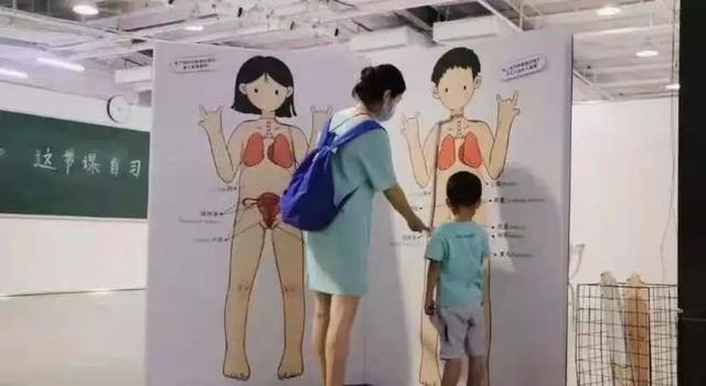 在家看A片被老妈撞见，她反手就带我去了个“18禁”场所