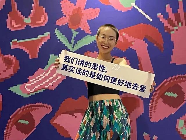 在家看A片被老妈撞见，她反手就带我去了个“18禁”场所