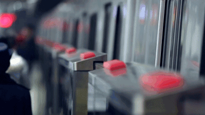 住手，放开那个姑娘