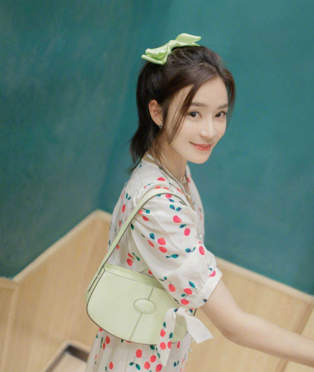 袁姗姗深夜醉酒糗态百出，走路不稳靠异性搀扶，不顾形象路边狂吐