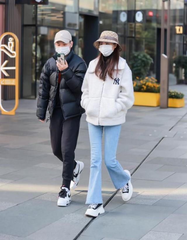 成都不愧是“美女之都”：满街长裤+运动鞋，短裙配长靴回头率高