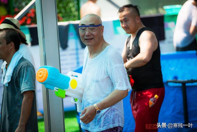 泼水节狂欢,这位大爷好潮,拿个水枪专喷女孩子