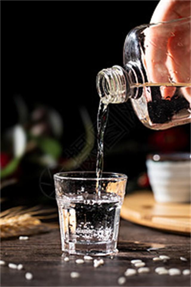 “耳光局长”程瀚,强行霸占多名女警做情妇,当众扇掉副局长牙齿