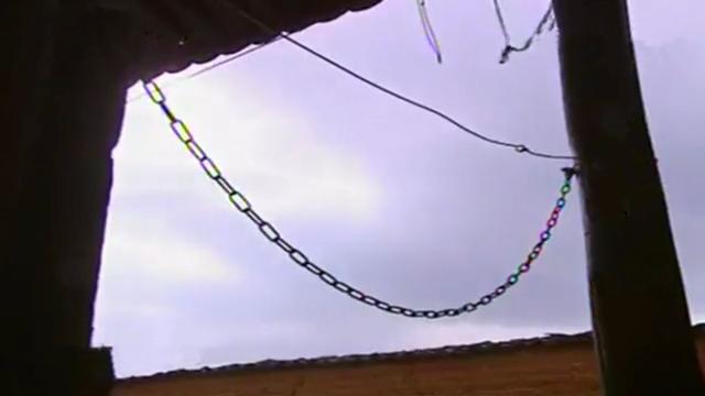 年幼女孩被绑八年，每天家里传出哭声，父母：“我们也不想的。”