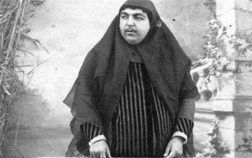 19世纪，波斯女性以壮硕为美，眉毛相连，胡子浓密才是男性的女神