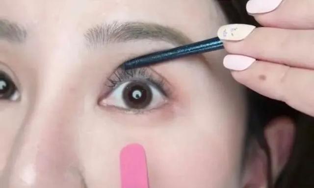 看完女明星的自拍，我发现这几年睫毛白刷了