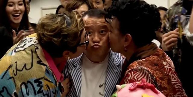 70岁曾志伟庆生视频曝光，众美女争献热吻，容光焕发比儿子还年轻