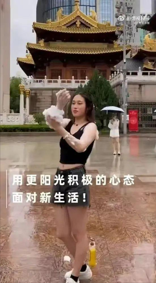 纪实:上海美女穿着清凉,雨天在街头集体搓澡,被称为“洗澡媛”