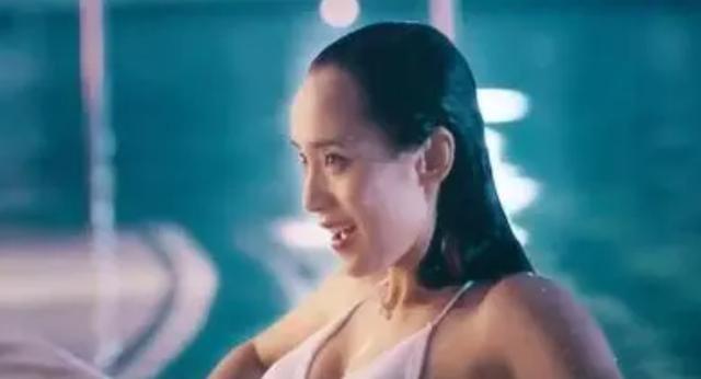 “美人出浴”别尬演，有人一眼万年，有人我想把她按回水里