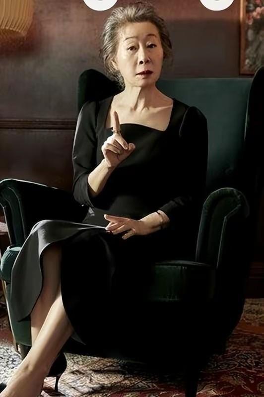 六七十岁的女人要知道：不烫羊毛卷、不穿老年装，反而时髦洋气