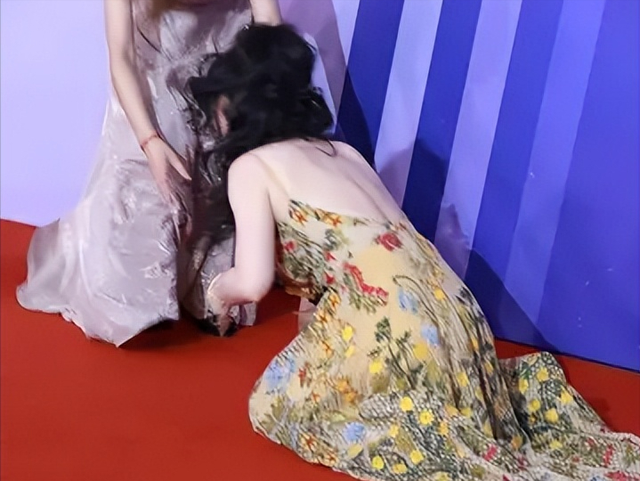 肩带崩断、裙下走光,这些女明星走红毯的社死瞬间,画面太尴尬了