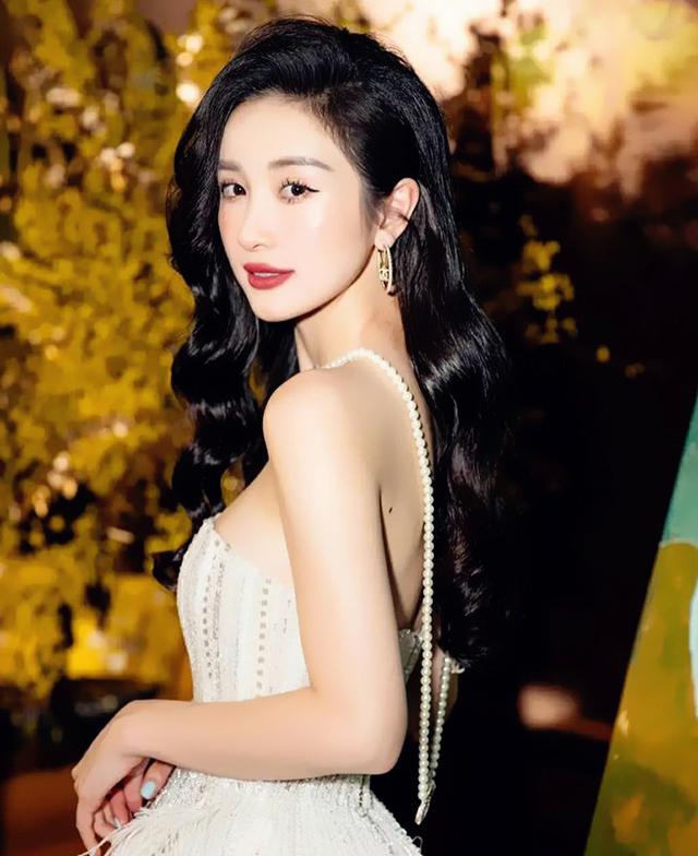 泰国顶级超模，人称“奶茶妹”，冰骨玉肌朦胧美，钟情于白色裙装