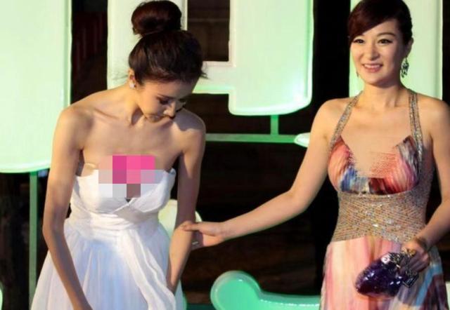 肩带崩断、裙下走光,这些女明星走红毯的社死瞬间,画面太尴尬了