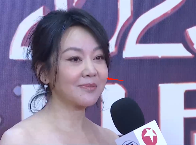 女星红毯来袭！李小冉美丽冻人，张萌半露酥胸，万茜深V开到肚脐