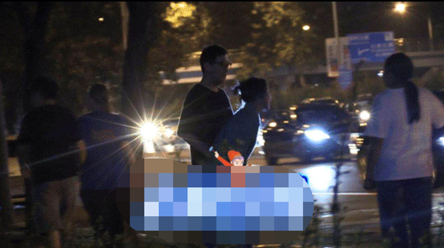 袁姗姗深夜醉酒糗态百出，走路不稳靠异性搀扶，不顾形象路边狂吐
