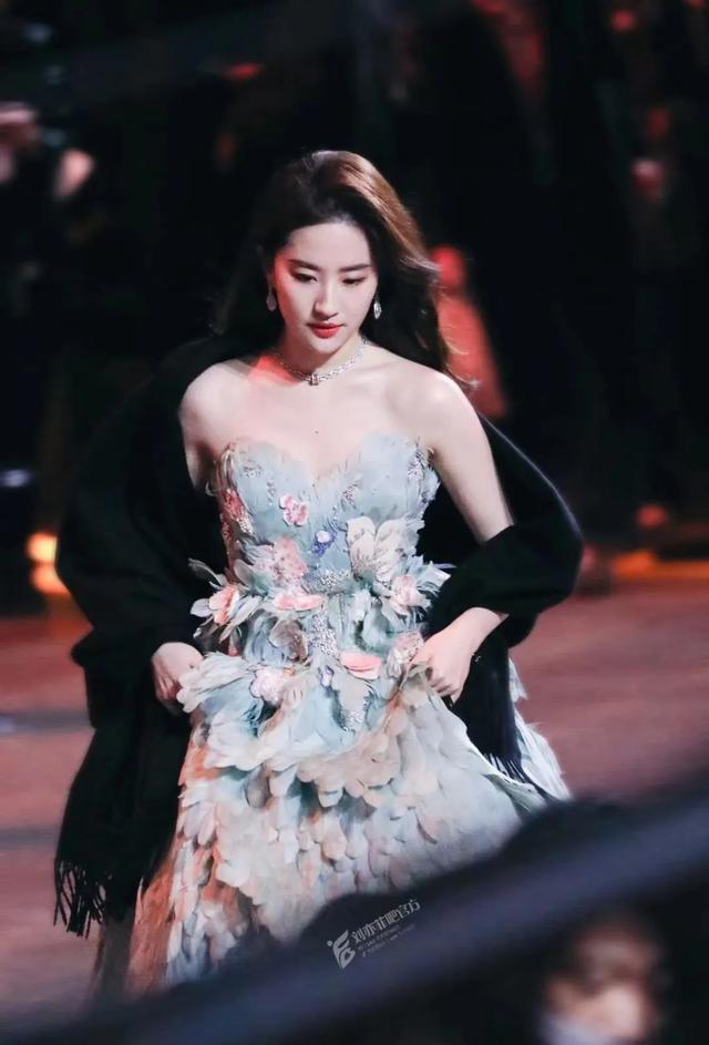 刘亦菲“内衣照”被骂上热搜：她的胸，碍了谁的眼？