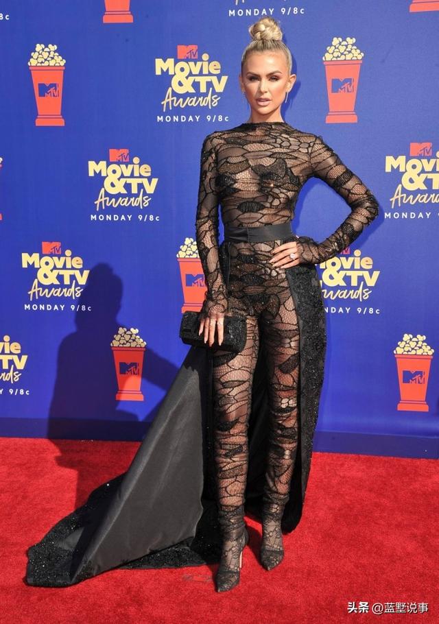 美女明星拉拉·肯特性感照,身穿迷你裙紧身胸衣裸露健美双腿