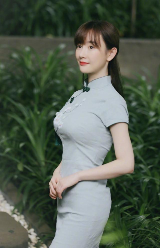 张檬频繁秀身材？绿色开口泳衣身材一览无余，穿旗袍堪称人间尤物