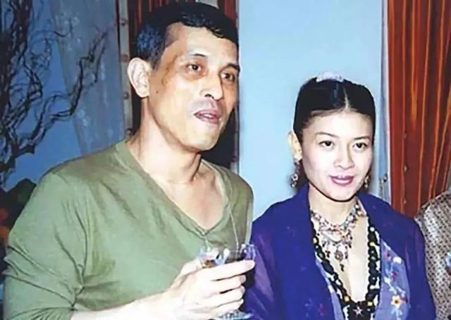 43岁女人为讨好王子丈夫,与狗伏地同食,7个月后被剥夺王妃身份