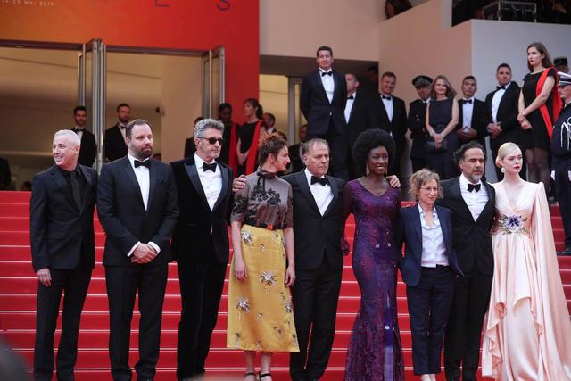 关晓彤薄荷绿礼服裙获赞，胡歌红毯上的“眨眼杀”好迷人！