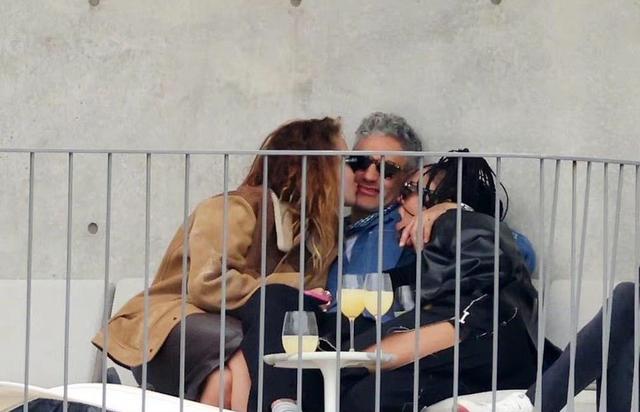 雷神4导演和2个美女亲吻，其中一个是漫威女武神，网友：大受震撼