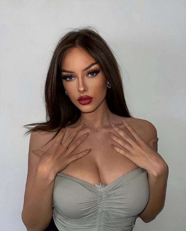 火辣的曲线，迷人的面孔，欧美性感IG网红：Isabella