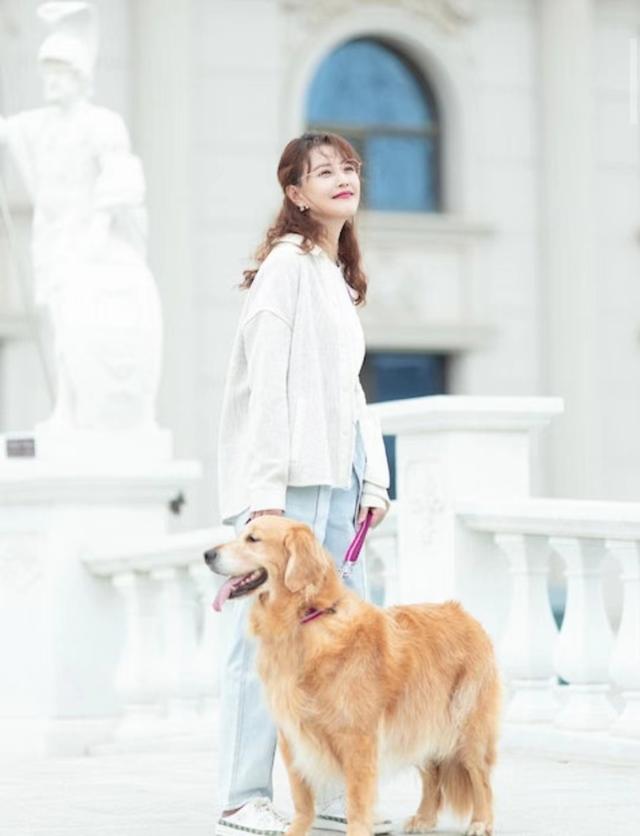 人美心善！港知名女星晒万尺豪宅再添新宠，独居北京不婚不生