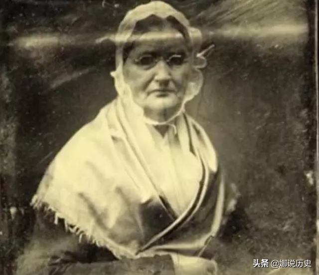 她是一国贵族夫人，却软禁女儿25年，被救出后衣着破烂不会说话