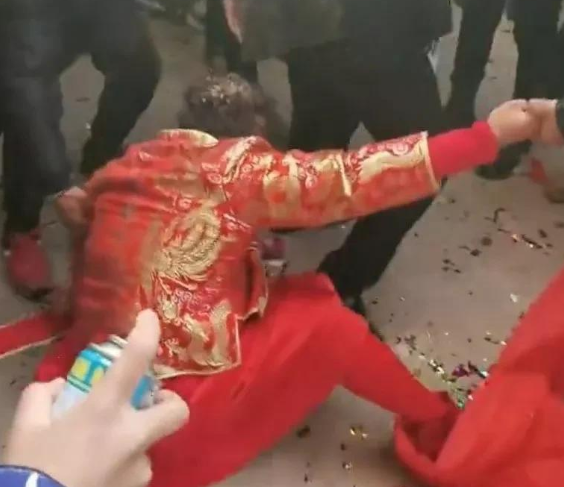 大喜之日,新娘被多名男子强吻拍臀部事件,揭开了婚闹背后的阴暗