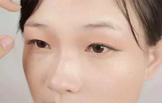 新手化妆教程视频淡妆，化妆师教你瞬间变脸