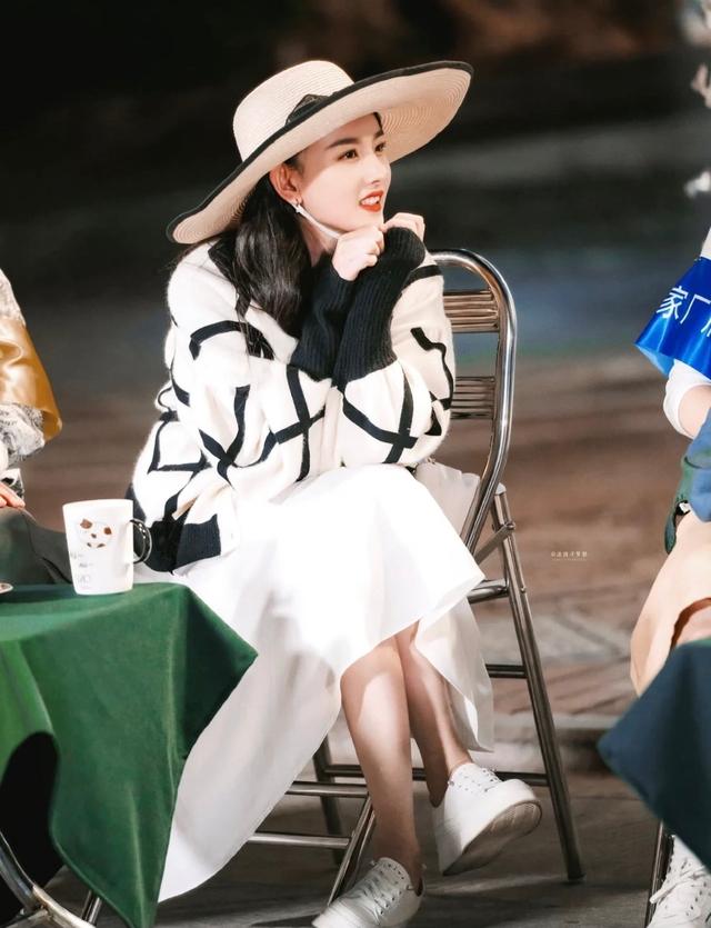 宋祖儿咋不好好穿衣服了，条纹衬衫配中古裙，不系扣子穿法挺吸睛