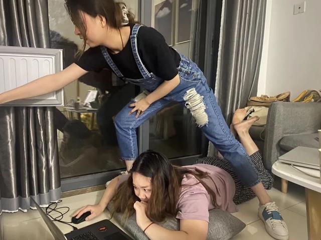 在家看A片被老妈撞见，她反手就带我去了个“18禁”场所