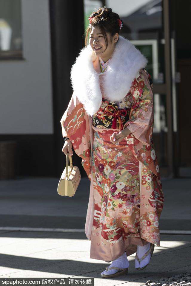 笑靥如花！日本明治神宫举行成人礼 年轻女孩身穿和服拍照