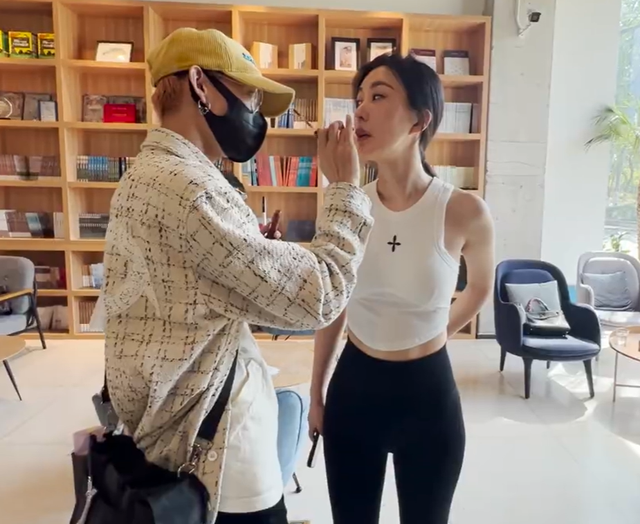 41岁田朴珺咖啡厅练肌肉！穿超短上衣露肚脐，一双筷子腿又细又直