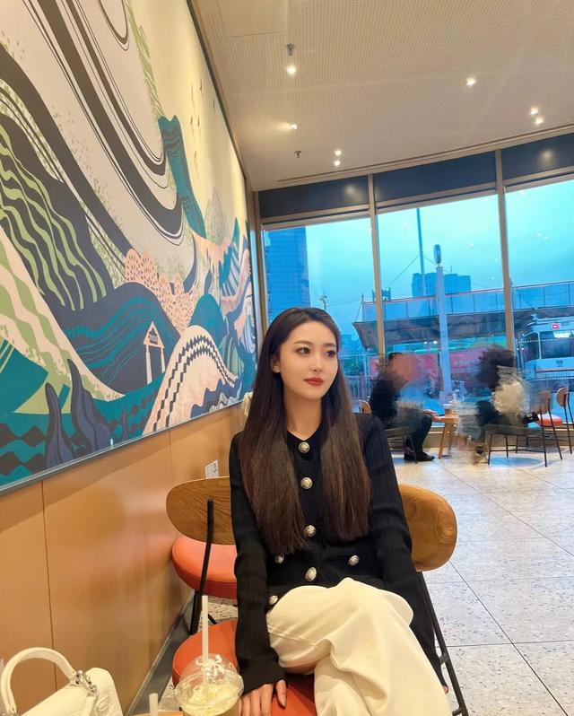 街拍美女清纯小姐姐性感风韵少妇皮肤白皙大长腿高清美女壁纸