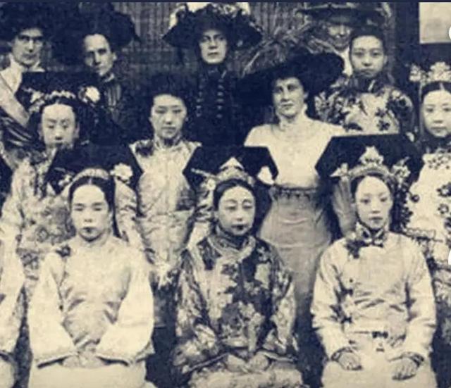 成都姑娘穿清宫服打麻将火了！她们美得让人对清朝服装刮目相看