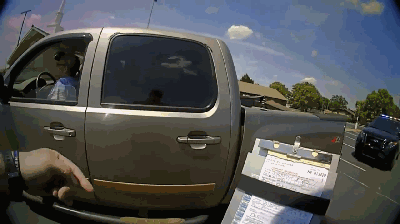 不听命令开车逃逸 视频曝光：65岁妇女遭电击踢巡警裆部 面临指控？