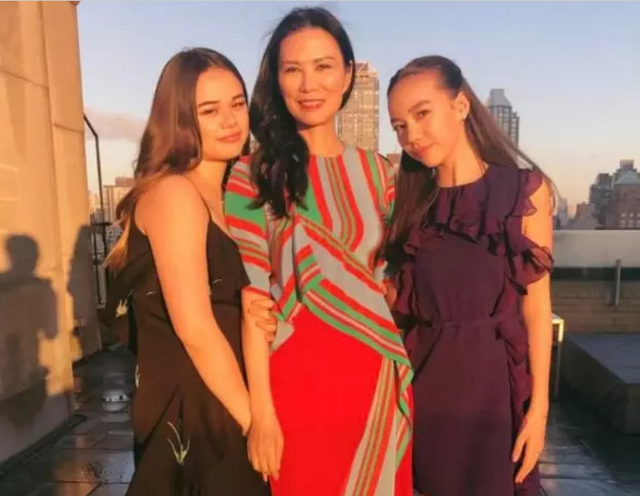 邓文迪18岁大女儿晒沙滩照，穿比基尼身材火辣美过妈妈