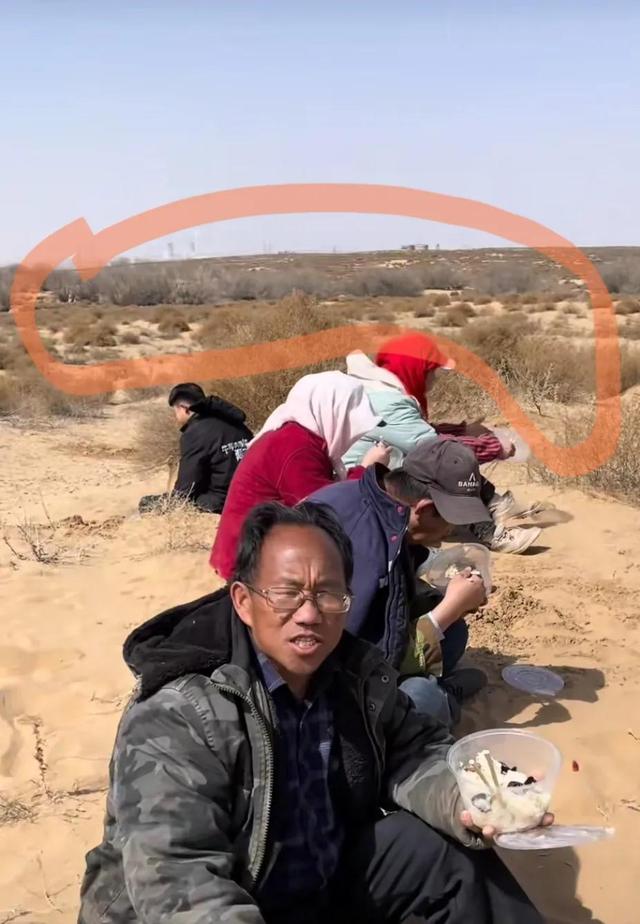 惊悚！深挖“跪地求水”真实原因，竟牵出惊人内幕，网友水太深