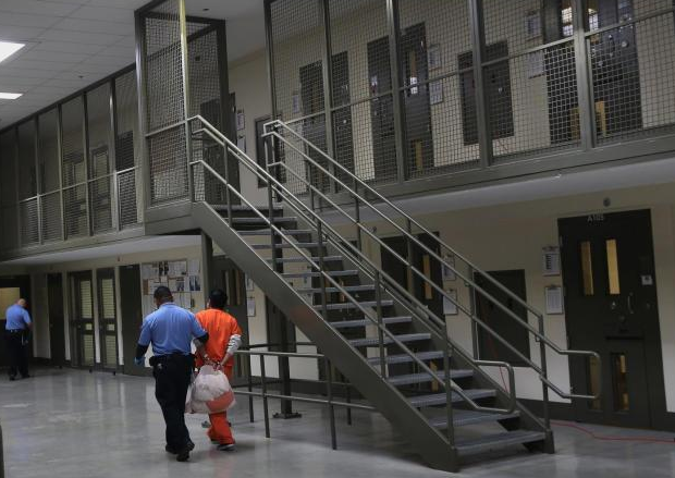 98年美国女子在家赤裸身亡，留下180处伤口，一张照片成破案关键