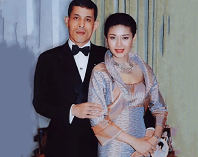 14年泰国艳丽王妃爆丑闻,赤身裸体趴地喂狗,围观者录下惊悚一幕