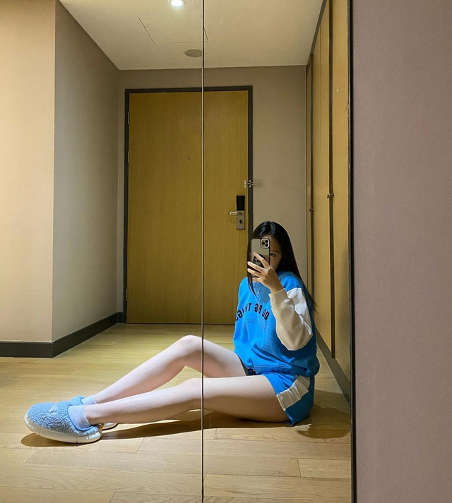 甄子丹17岁女儿晒照，皮肤白暂大长腿逆天，继承妈妈模特好基因