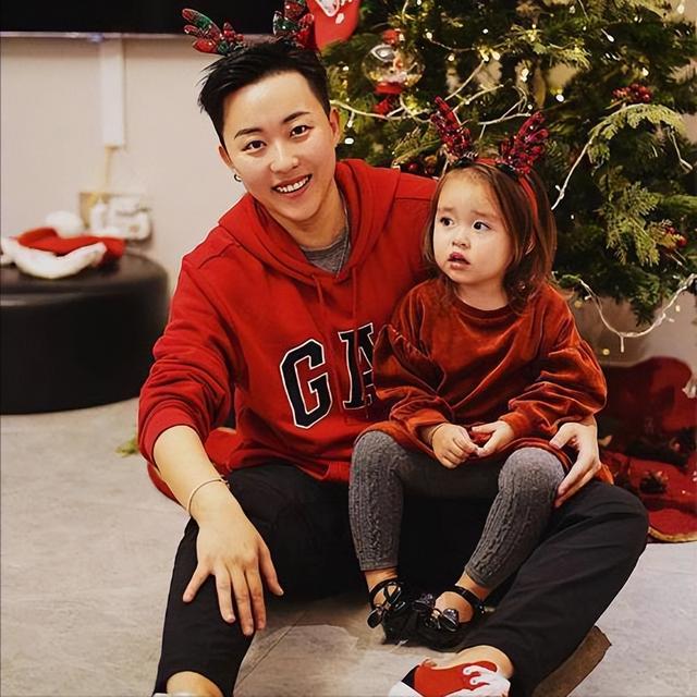 叶海洋不嫁男人直接要小孩,买精生两姑娘,都是四国混血