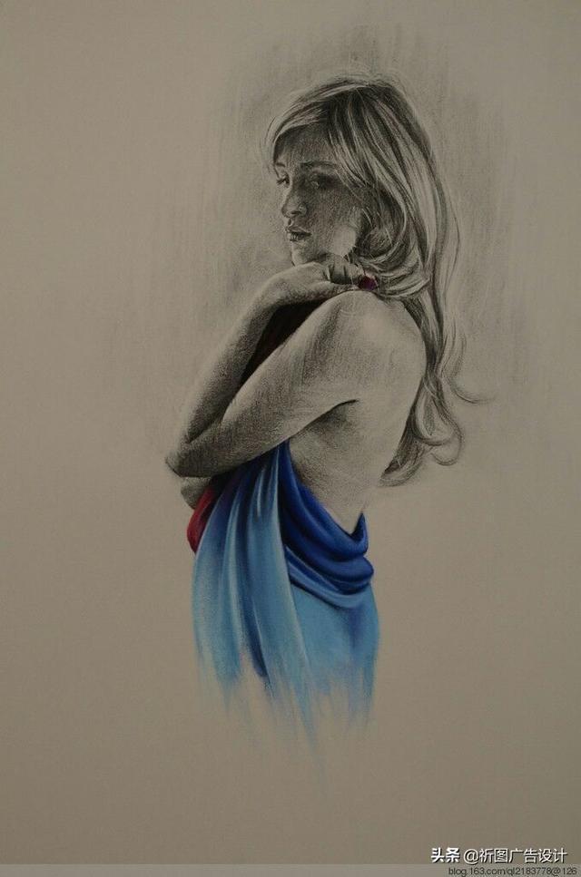 她的木炭粉彩画堪称一绝，性感素描将人体线条展现的性感迷人