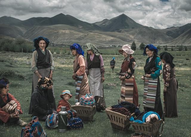 藏族人民的幸福周末生活，他们在草原上野餐跳舞打牌喝酒