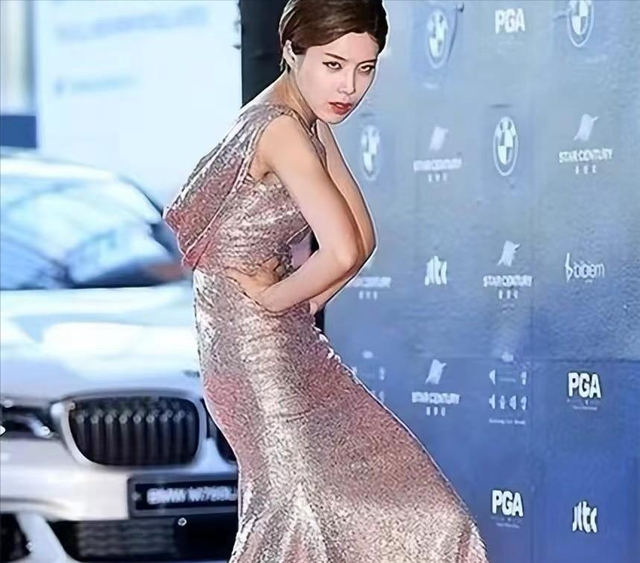 肩带崩断、裙下走光,这些女明星走红毯的社死瞬间,画面太尴尬了